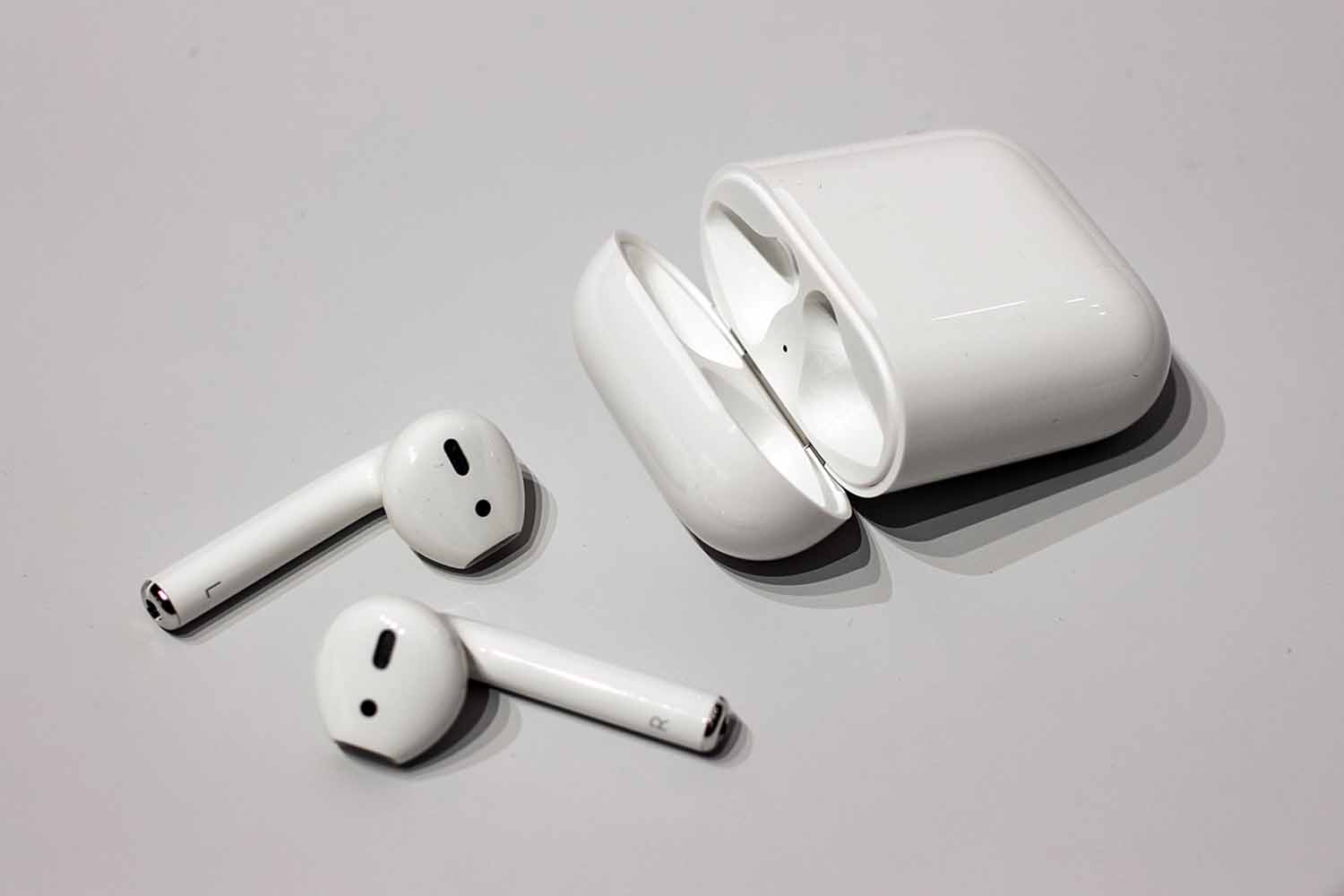 Apple retrasa lanzamiento de AirPods