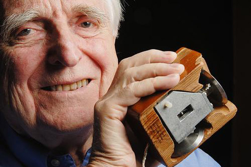 Fallece el inventor del ratón de computadora | Poblanerías en línea
