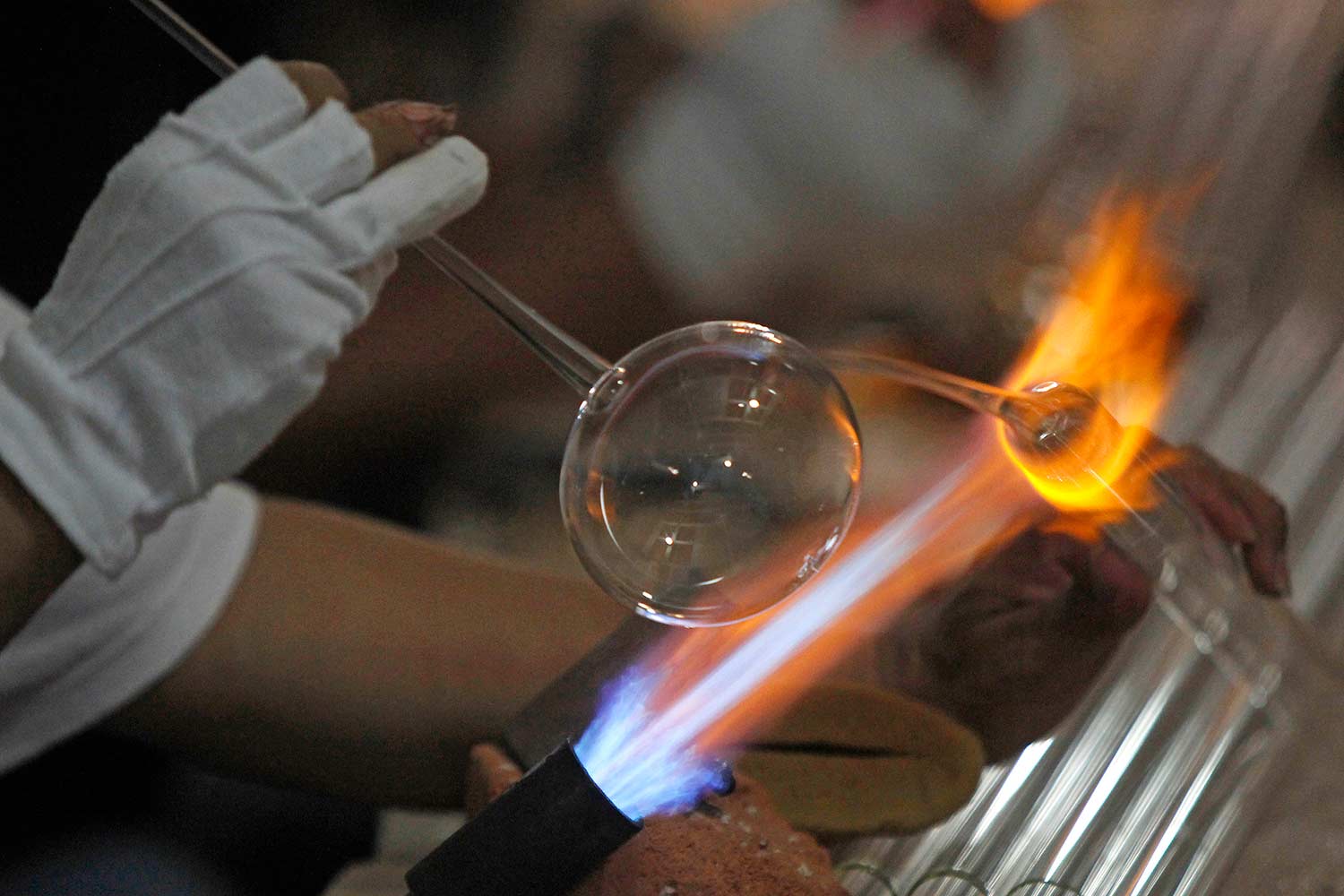 Uma Industria Que Fabrica Esferas De Metal