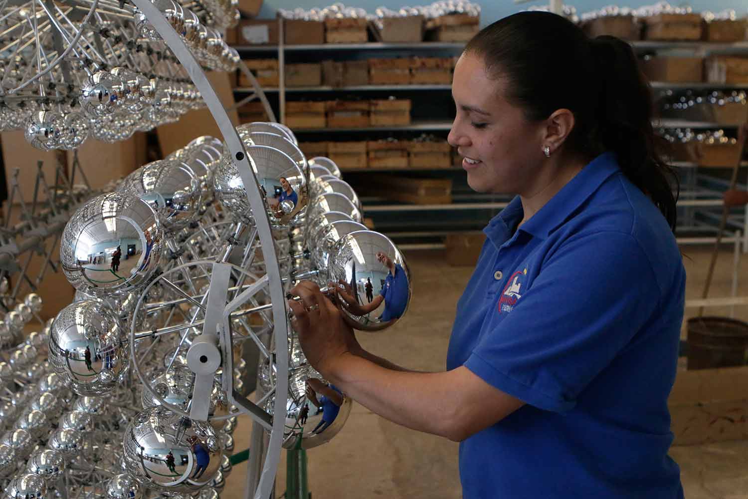 Uma Industria Que Fabrica Esferas De Metal