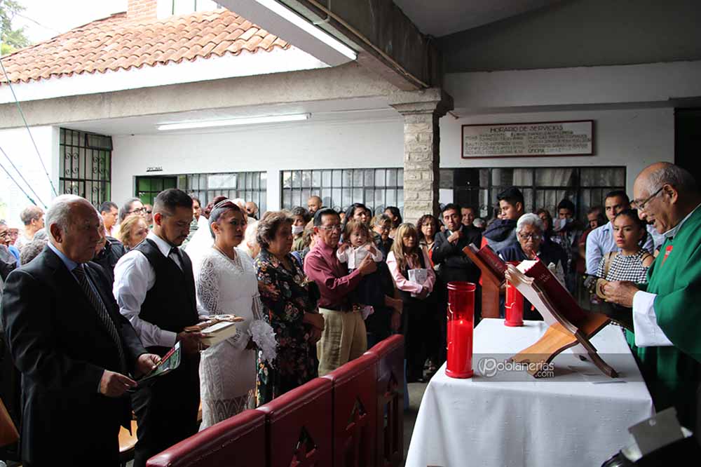 El Padre Gustavo oficia una boda de emigrantes