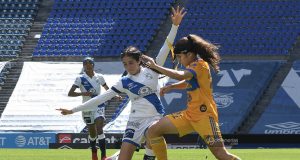 Alexandra Godínez y Natalia Gómez Junco disputan el balón durante el partido de la Jornada 13 de la Liga BBVA Femenil Guardianes 2020 en el Estadio Cuauhtémoc.