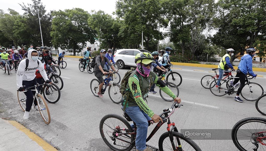 Ciclistas se movilizan en bicicleta durante el movimiento 