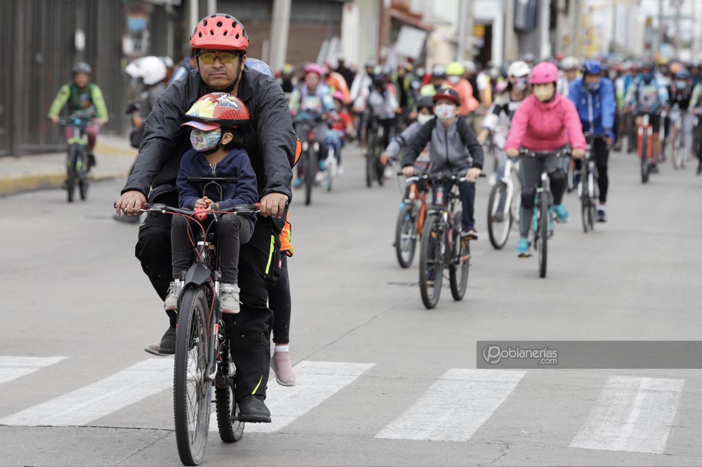 Ciclistas se movilizan en bicicleta durante el movimiento "Libera la Rueda" en Puebla