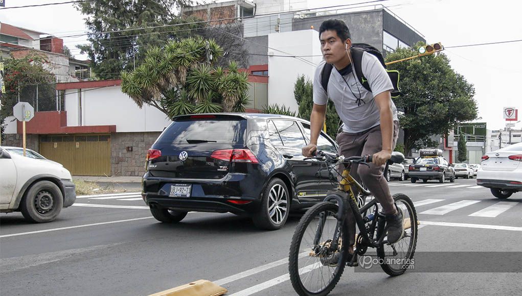 Ciclista circula por una ciclovía en Puebla