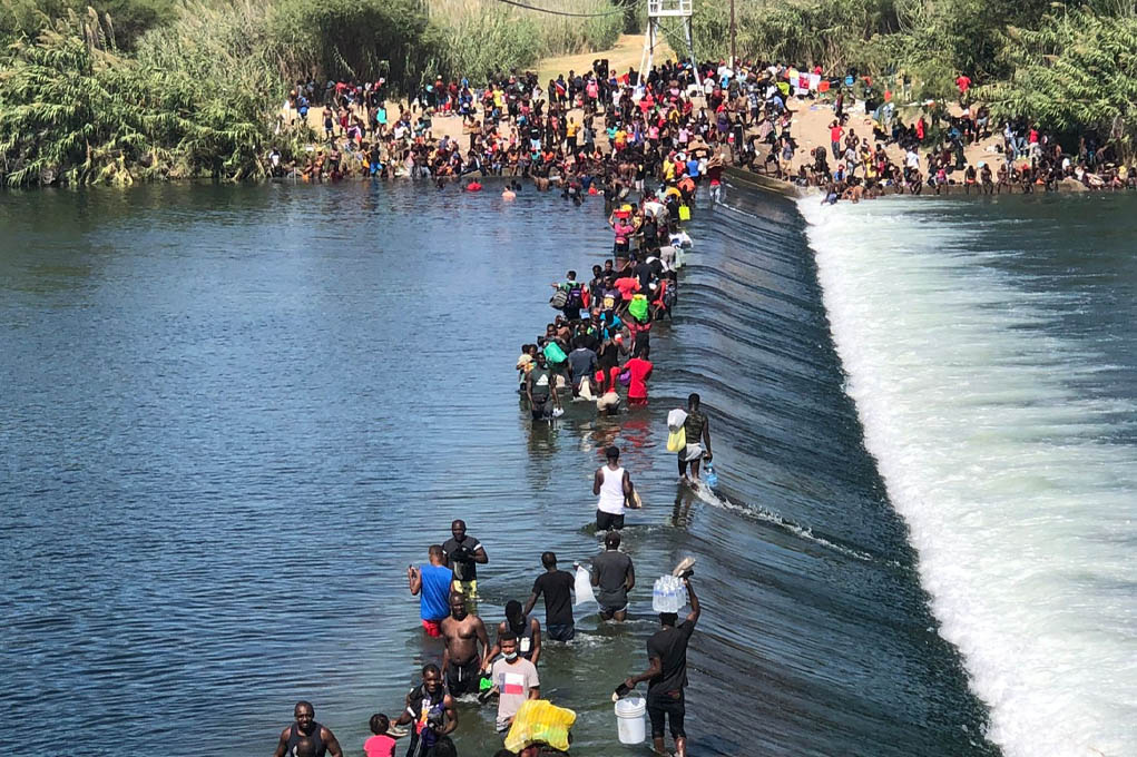 Migrantes cruzando el Río Bravo